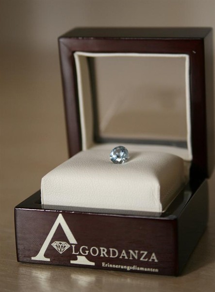 Beispiel einer Diamantschatulle mit geschliffenem Diamanten; angeboten wird hier ein Rohdiamant